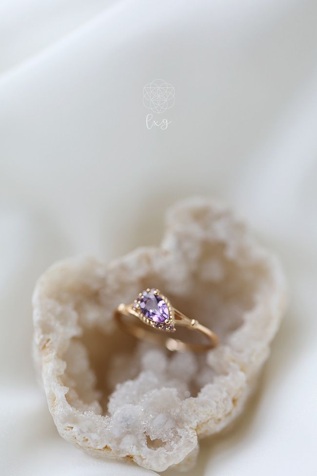 Derselbe künstlerische, mit natürlichem Amethyst plattierte 14-karätige kleine Wassertropfenring von „Nile Garden“ für Damen_voghion.com
