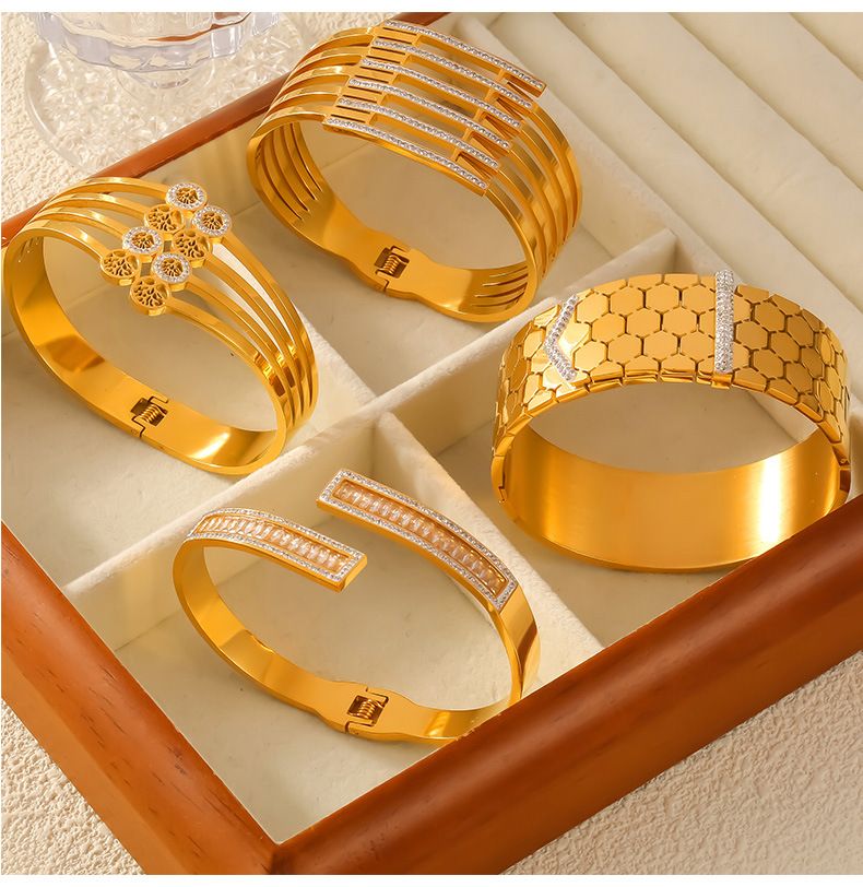 Ins Style Modisch Lässig Schlicht Nischenhohl Schmuck Personalisiertes Dia Intarsien Design Titan Stahl Temperament_voghion.com