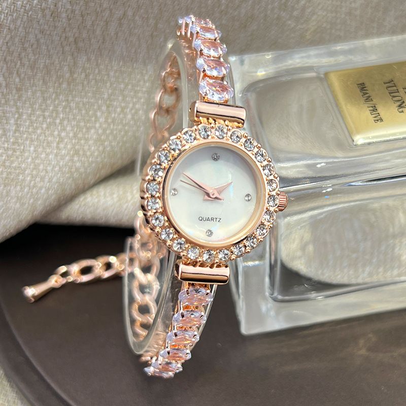 Orologio da donna elegante, al quarzo, con bracciale rotondo regolabile, con catena tempestata di diamanti, chiusura a moschettone e diamanti di alta qualità_voghion.com