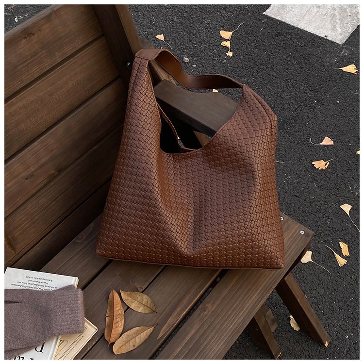 Retro Large-capacity Bag Shoulder Bag Woven Pattern Casual Commuter Tote Bag_voghion.com