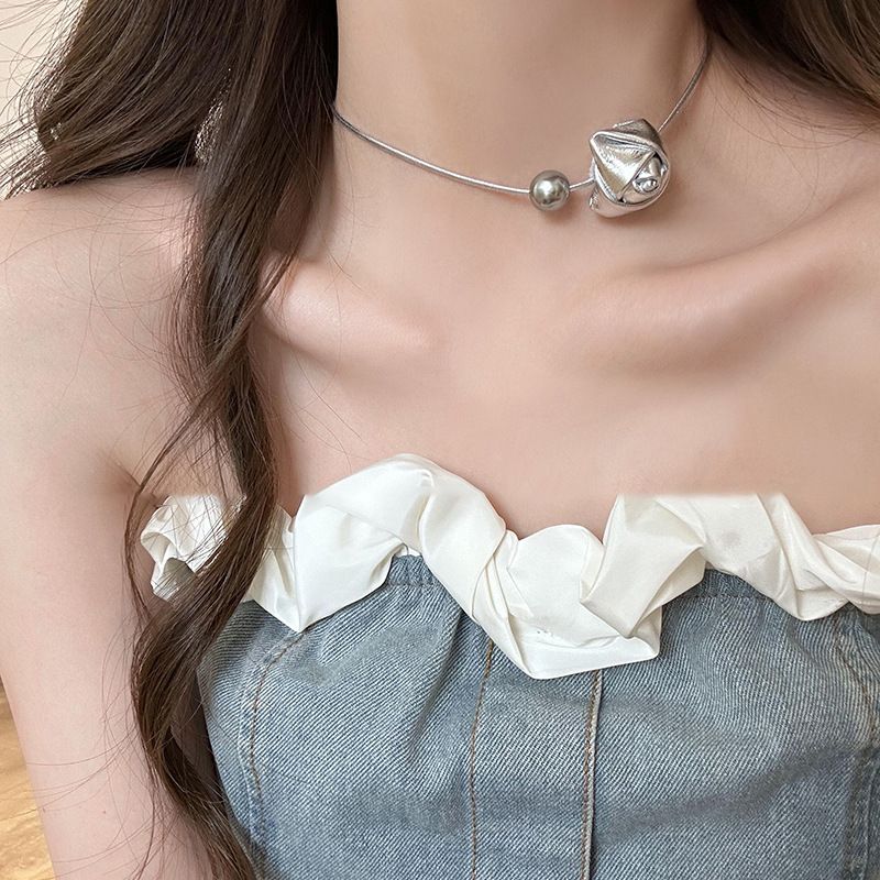 Collana girocollo con perle e rosa in pelle, accessorio alla moda e di alta qualità per donna._voghion.com