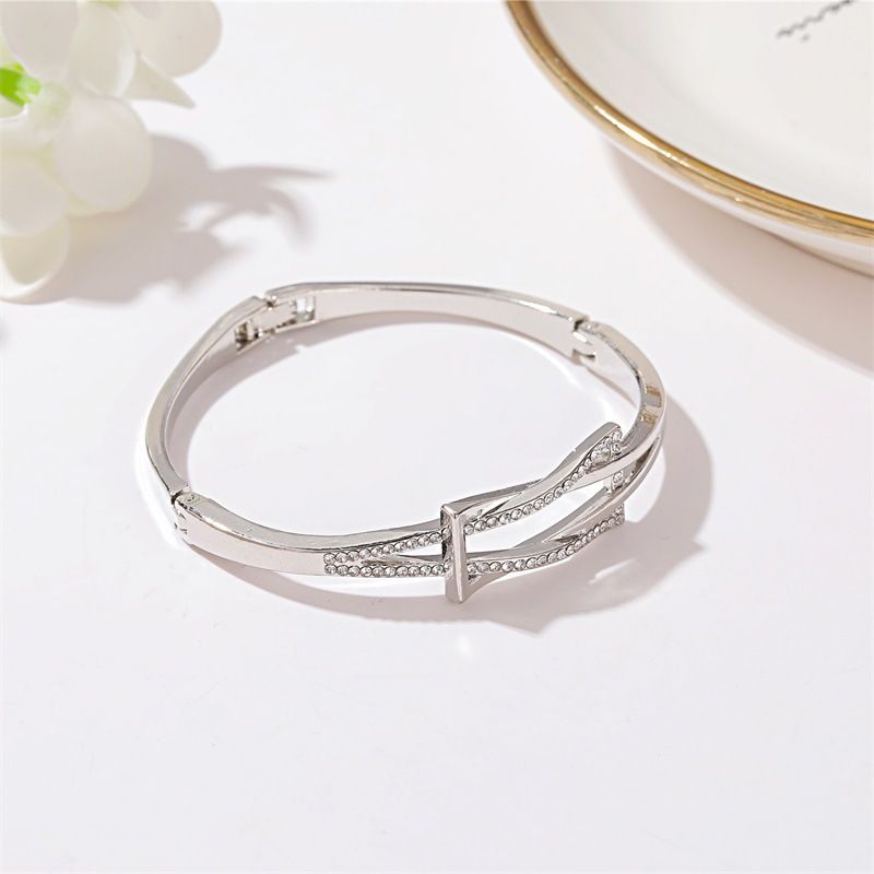 popular Elegant Geometric Cross Knotted Design Simple Commuter Dia Bracelet_voghion.com