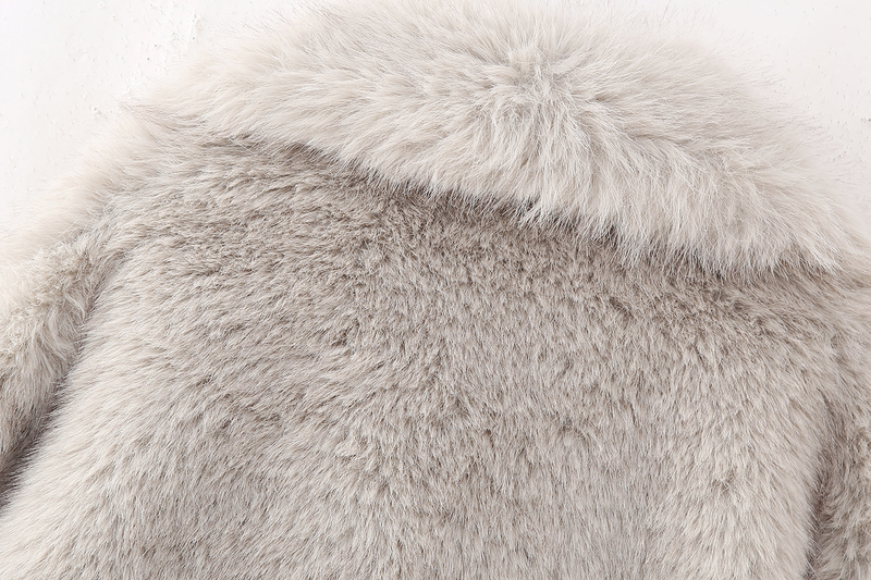 Jaqueta curta feminina com efeito de pele artificial para inverno_voghion.com