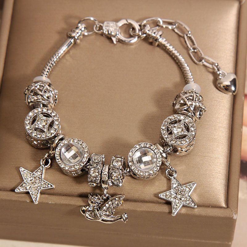 Braccialetto con ciondolo a forma di angelo pentagramma e perline di vetro bianco per donna_voghion.com