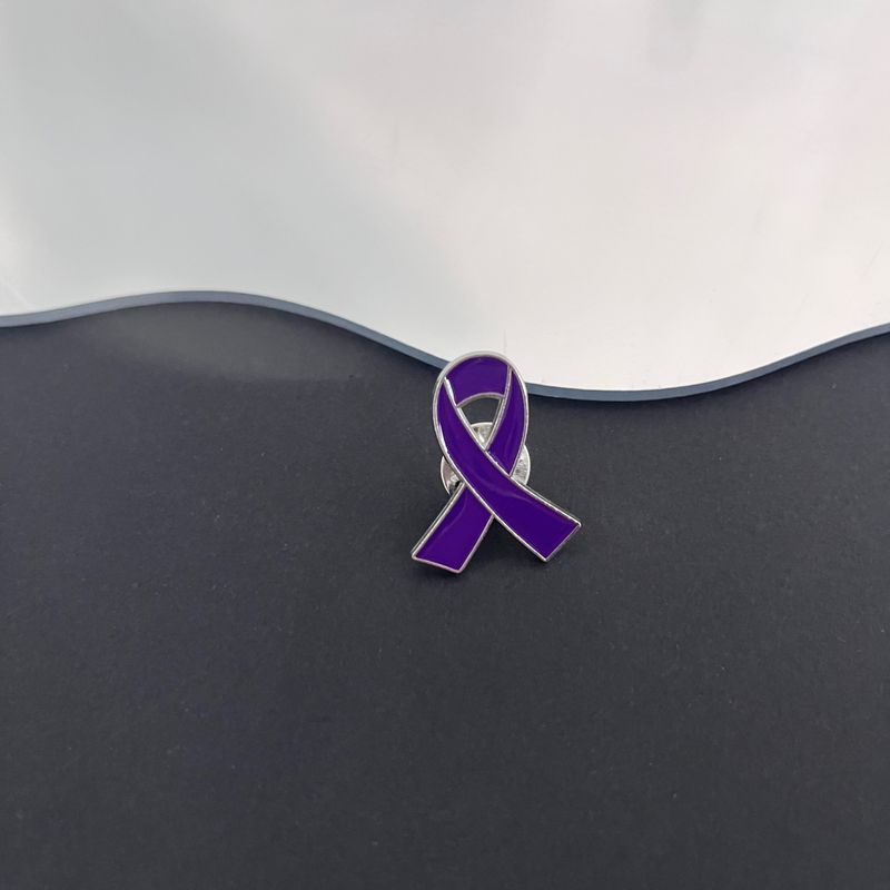 Broche de fita vermelha com logotipo em forma de coração esmaltado em liga metálica, símbolo internacional de AIDS e HIV, crachá promocional para eventos beneficentes_voghion.com