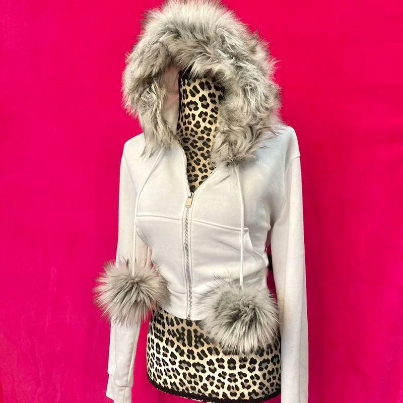 "Damen-Wollmantel im Vintage-Stil mit Pelzkragen – warmer Winterpullover mit Kapuze und Isolierung, weich und stylisch, Optionen in Weiß und Schwarz (S/M/L)"_voghion.com