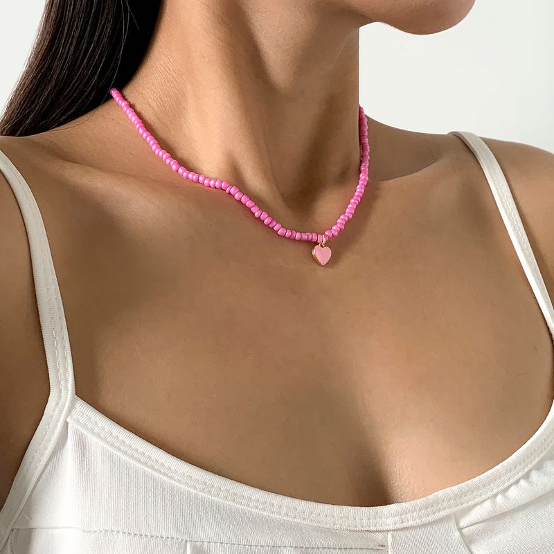 Pronta consegna Piccole perline di semi con ciondolo a forma di cuore Collana per donna Trendy Ladies Perline Catena sul collo Choker Collare 2024 Moda_voghion.com