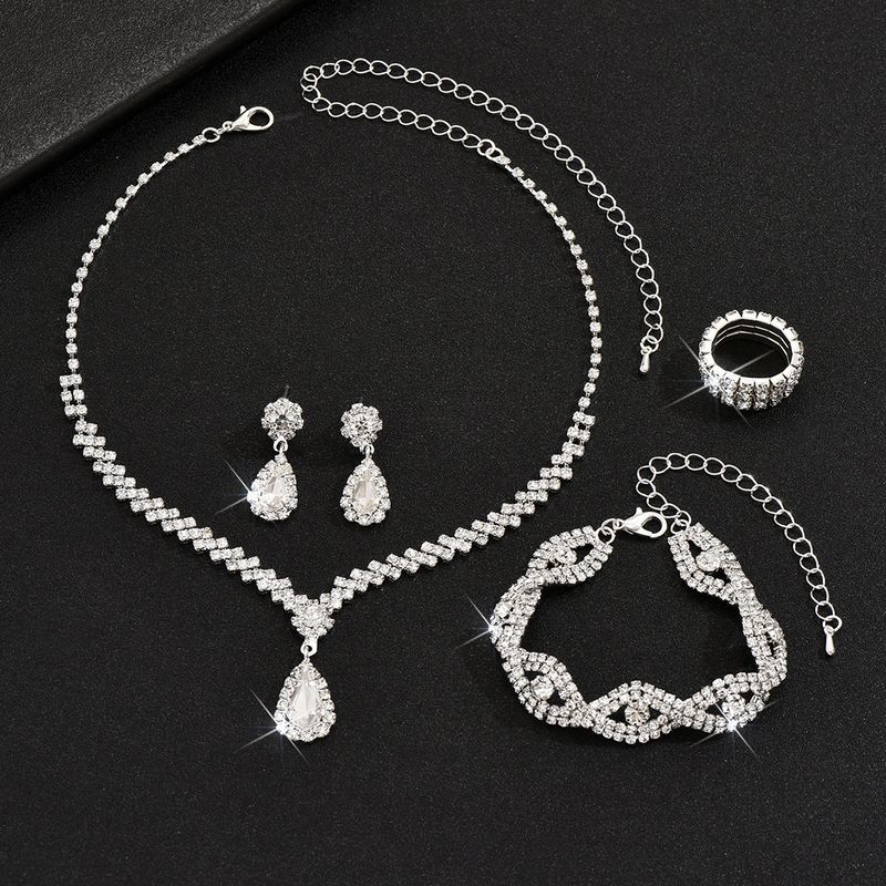 Set di gioielli da sposa alla moda 2024 composto da quattro pezzi, collana con nappa e diamanti, orecchini, bracciale e anello_voghion.com