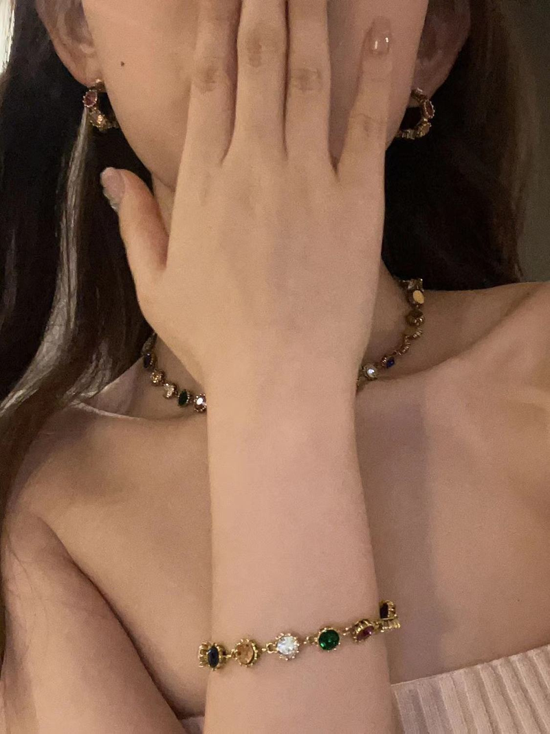 Designer Style Mode Lumière Luxe Petit Groupe Haute Qualité Couleur Diamant Collier Ensemble de Bijoux Femmes Design Sense Trois Pièces Ensemble_voghion.com