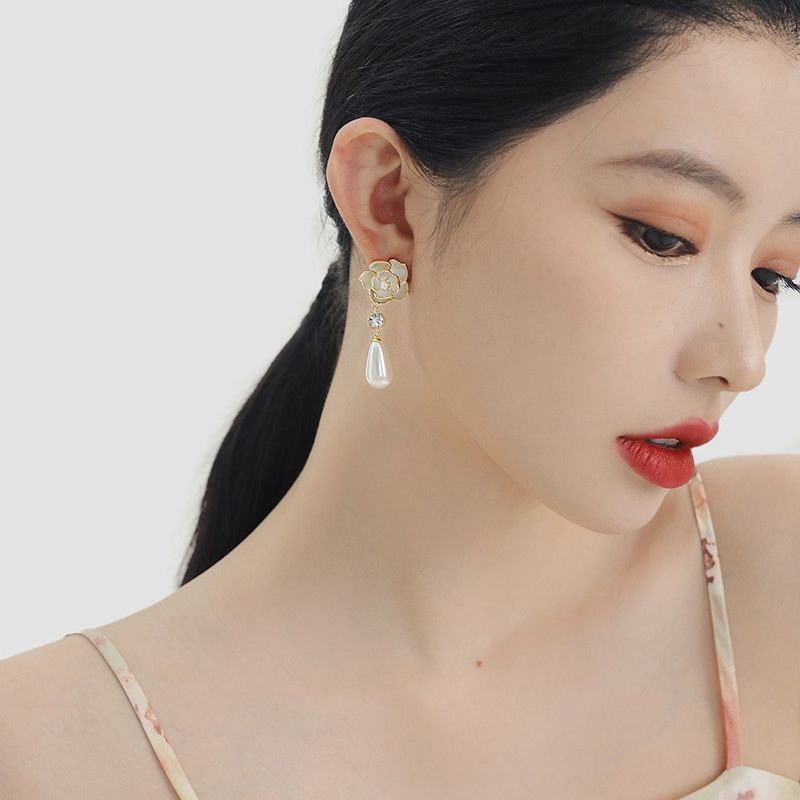 Internet celebrity flower high-end camellia pearl women French style small fragrance light luxury temperament earrings_voghion.com