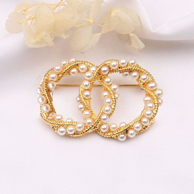 Unisex Schmuck Mode einfache brief doppel C damen micro intarsien perle glänzende brosche persönlichkeit beliebte pin twist kleine duft schmuck_voghion.com