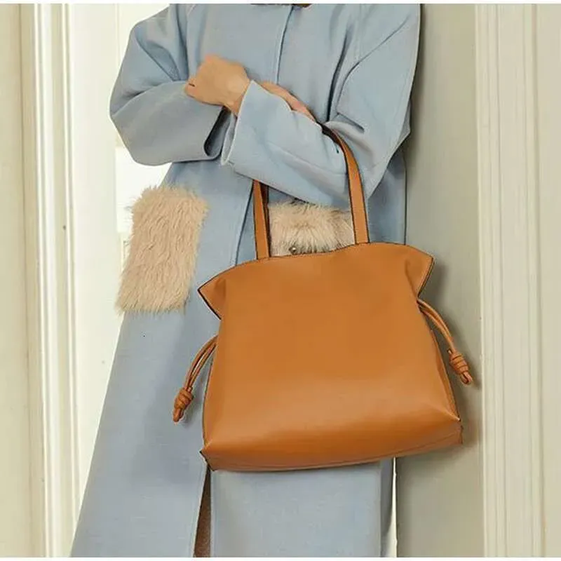 Torby designerskie 2025 Skórzana torba Lucky Bag, Elegancka damska torba na ramię ze skóry bydlęcej, Duża pojemność, Plisowany wzór wiaderkowy_voghion.com