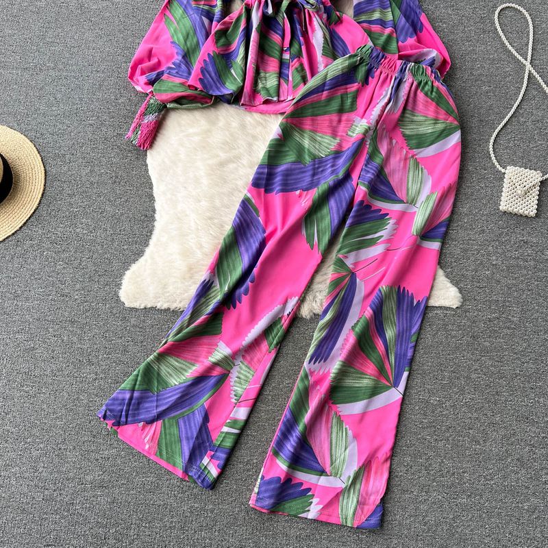 Bedruckter Anzug im Urlaubsstil für Damenbekleidung, zweiteiliges Set mit Rüschenoberteil mit Puffärmeln, Schnürung und Hose mit weitem Bein für Damen_voghion.com
