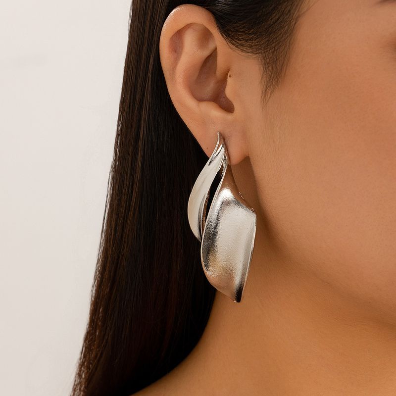 Personality metal geometric texture hollow earrings female irregular twisted glossy earrings earrings_voghion.com