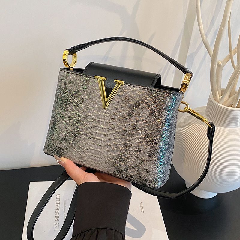 New Crocodile Pattern Compartment Gold V-Shaped High-End Glitter Exaggerated Versatile Handbag For Going Out_voghion.com