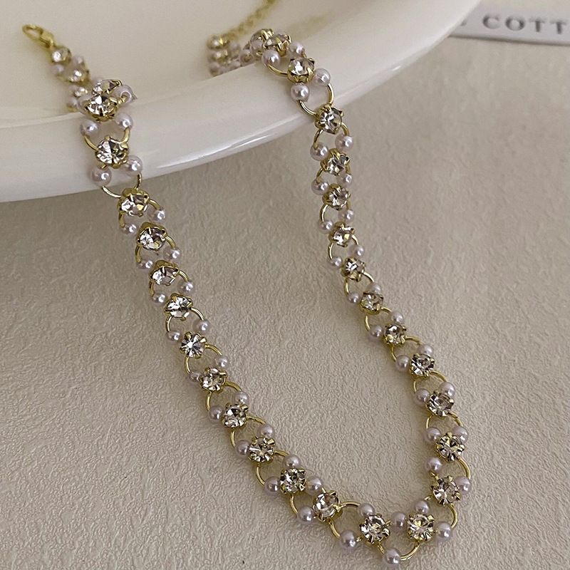 Collana di perle di lusso leggera collana di design di nicchia femminile 2023 nuova catena per clavicola accessori semplici all'ingrosso_voghion.com