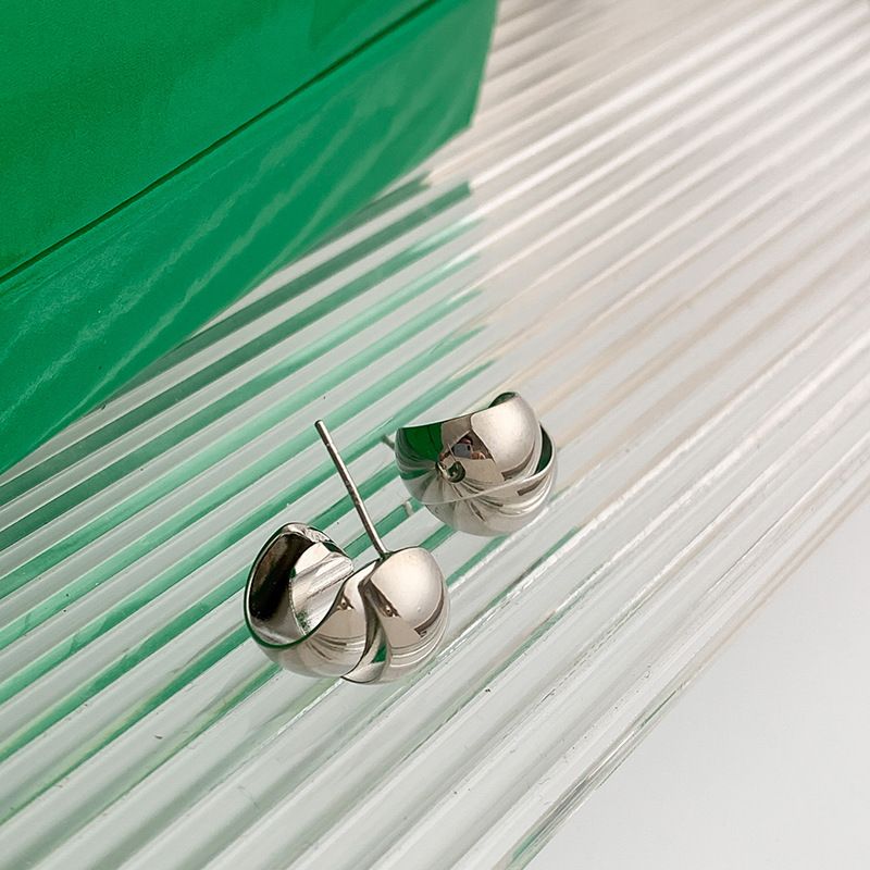 Piccolo design di nicchia con superfici fotosensibili sfalsate e stratificate, orecchini da donna in stile cool a forma di C irregolare e_voghion.com