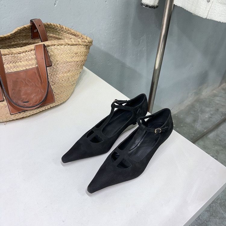 Scarpa singola a punta di alta qualità 2024 da donna, con fondo piatto, in vera pelle scamosciata satinata, con cintura a forma di T cava, Mary_voghion.com