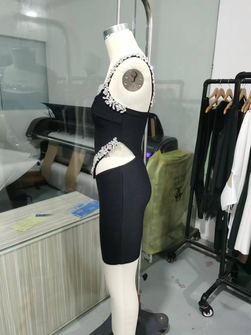 Elegante abito nero con fasciatura e dettagli in strass - Abito corto aderente senza maniche per le donne_voghion.com