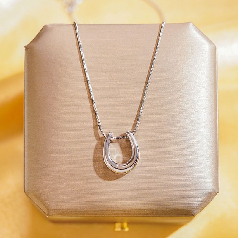 Stainless Steel Hollow Horseshoe Snake Bone Necklace For Women, Niche Style, Elegant And Luxurious Collarbone Chain,_voghion.com