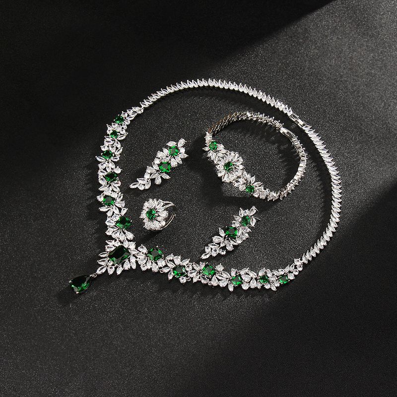 Set di gioielli da donna - Eleganti orecchini, collana, bracciale e anello in zircone verde smeraldo per la sposa e le damigelle. Accessori da sposa_voghion.com