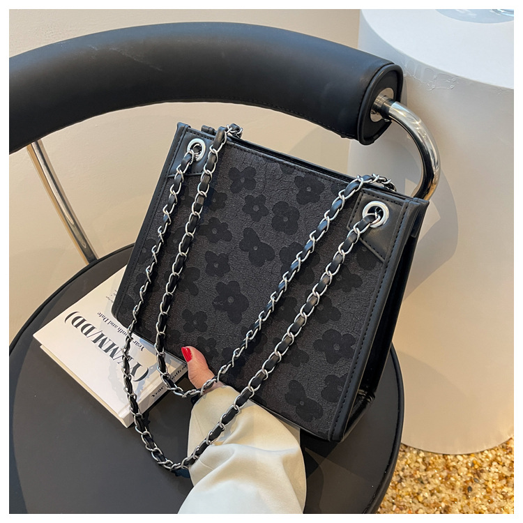 Grand sac jacquard en soie de grande capacité pour femmes, sacoche à bandoulière large, fourre-tout assorti à la mode, nouvelle collection 2023_voghion.com