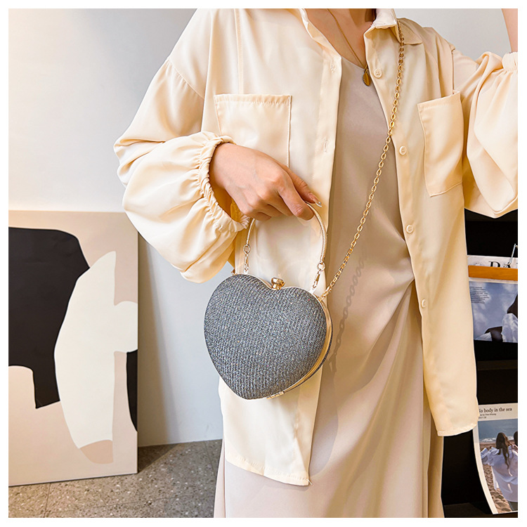 2024 Nuova borsa da donna alla moda e alla moda per la festa serale con tracolla a catena a forma di cuore con tracolla singola_voghion.com