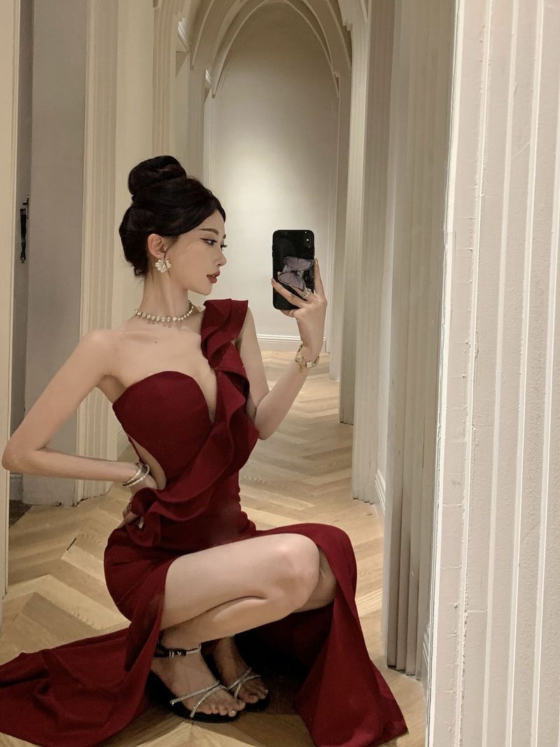 Abito da sirena con spalle scoperte, orlo asimmetrico e inserti in rete trasparente - Abito da sera con spacco profondo per feste e serate di gala (nero/bordeaux, S-XL)_voghion.com