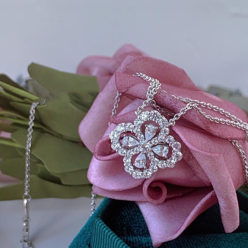 Women's Jewelry Elegant Four-Leaf Clover Pendant Necklace With Full Diamond Accents In Sterling Silver 925, Trendy And Versatile For Everyday Wear_voghion.com