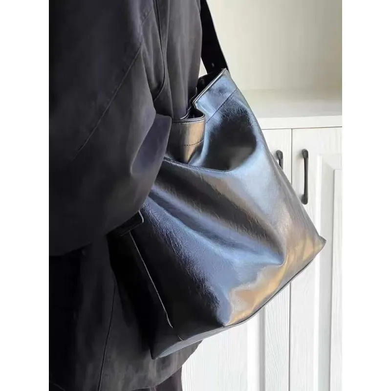 Borsa a tracolla singola in morbida pelle nera con tracolla larga e capiente, stile pigro, design di nicchia_voghion.com