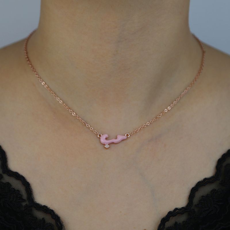 Collana con ciondolo a forma di lettera d'amore araba in smalto pastello con micro pavé 5A CZ, pronta consegna, 2024, regalo di San Valentino, gioielli di moda_voghion.com