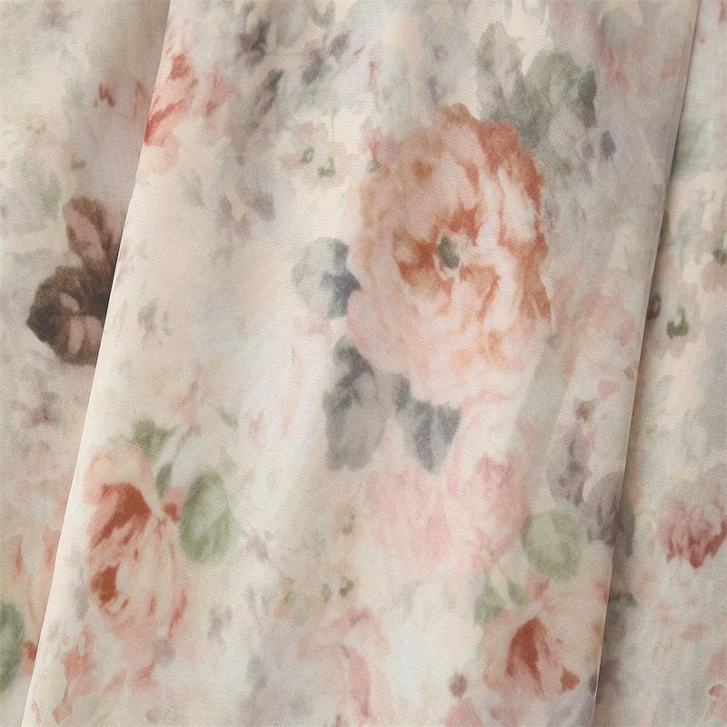 Completo con camicetta a maniche lunghe con stampa floreale e gonna midi a vita alta - Outfit estivo casual da donna Tendenze moda_voghion.com