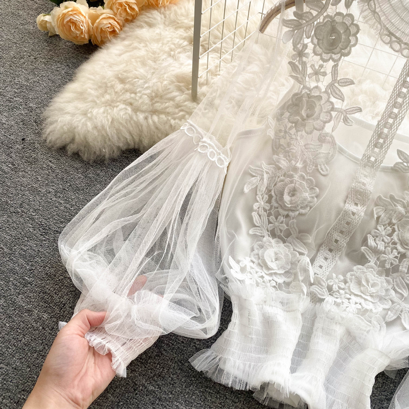 Women's three-dimensional flower collage see-through mesh lantern sleeve slim short top lace base blouse_voghion.com