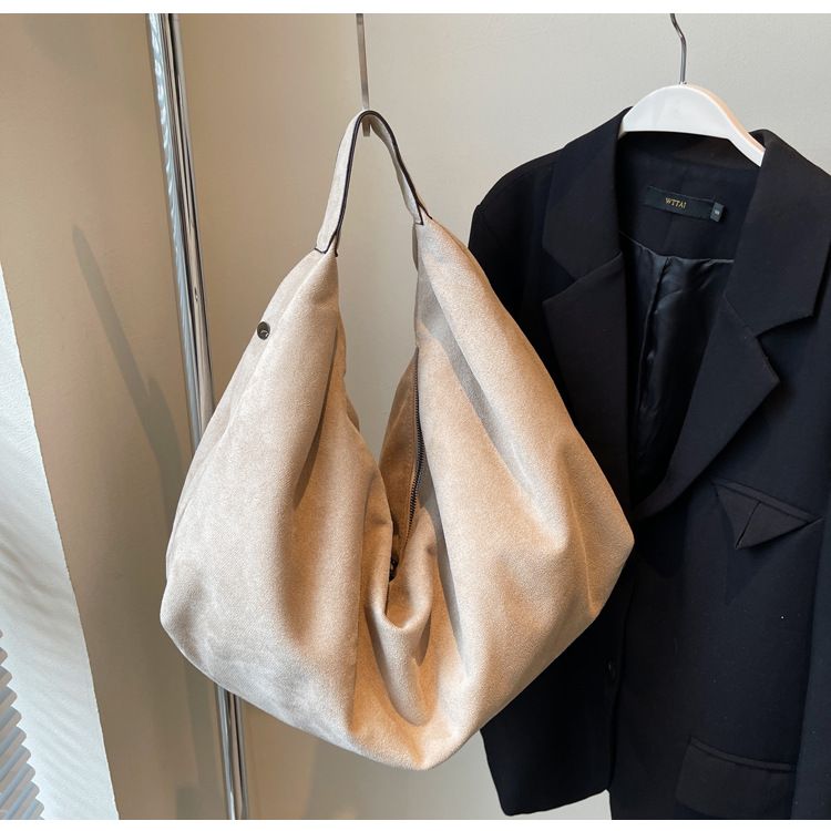 Alkalmi és pihentető nagy kapacitású táska női új őszi és téli ingázó válltáskához, velúr táska_voghion.com