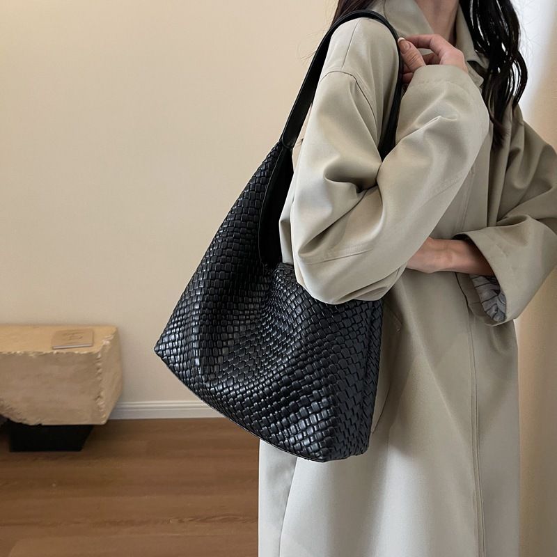 Nuova borsa da viaggio versatile da donna, di grande capacità, con tracolla in tinta unita e testurizzata, dal design alla moda._voghion.com