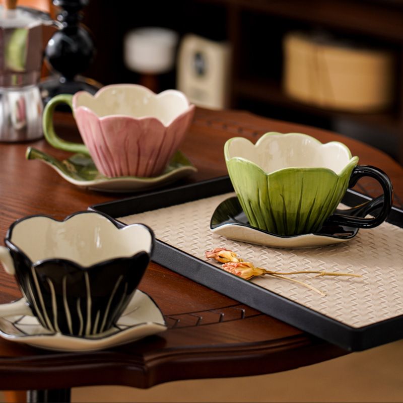 Set di tazze e piattini da caffè in ceramica a forma di tulipano dipinti a mano - Elegante forma irregolare per bar, ufficio e casa (320 ml, nero/rosa/verde)_voghion.com