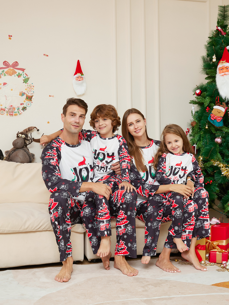 Pigiama natalizio per genitori e figli con lettere di cartoni animati natalizi stampate sull'albero di Natale_voghion.com
