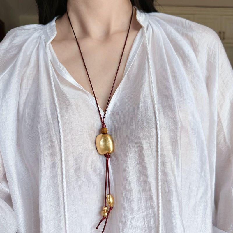 Collier pendentif géométrique pour femme avec cordon en cuir rouge, pièce de déclaration en laiton fait main pour un style bohème chic_voghion.com