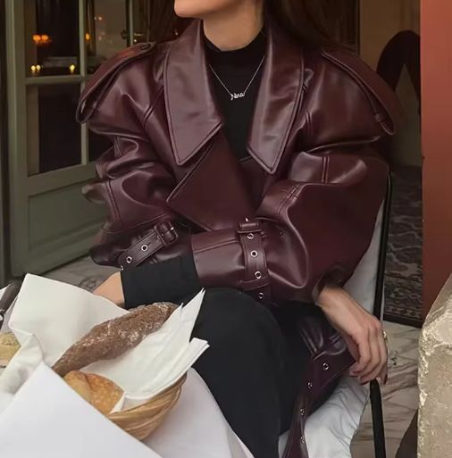 Trendige Damen-PU-Lederjacke mit verstellbaren Bündchen, Retro-Biker-Stil, fallendem Revers, kurzer Cropped-Schnitt – erhältlich in Weinrot, klassischem Rot_voghion.com