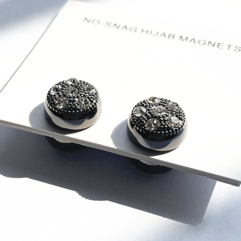 Sciarpa lunga super magnetica con fibbia in mattoni a pois fatti a mano da donna_voghion.com