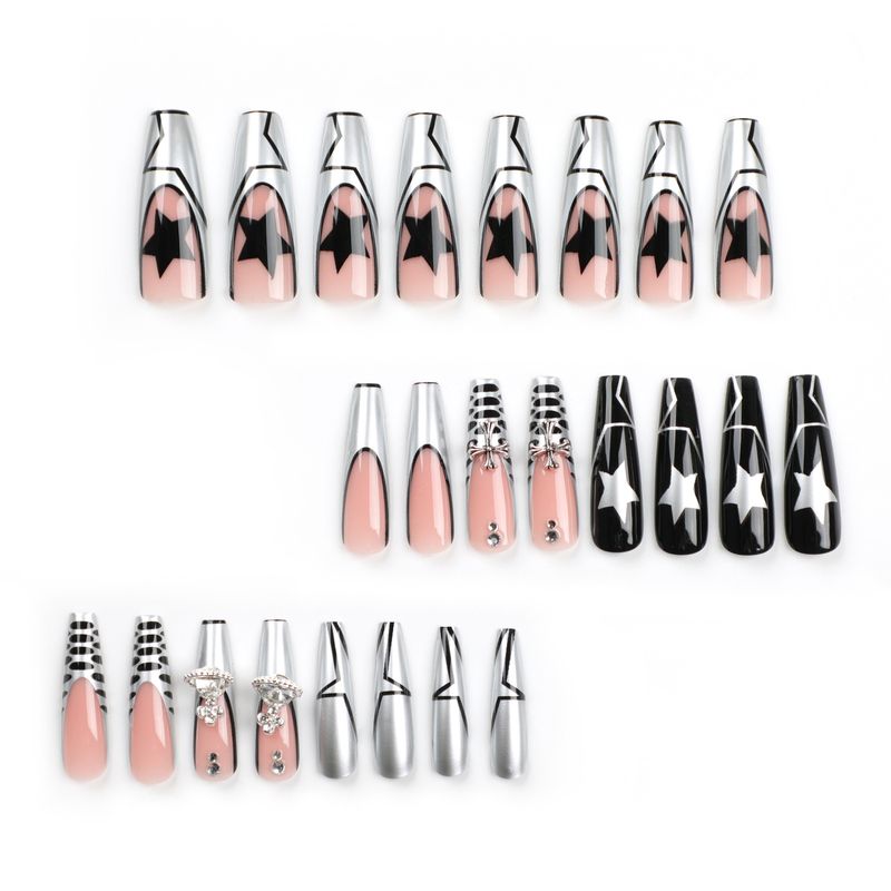 Superlange Ballett-Maniküre mit Croix-Kreuz und Nagelpflaster_voghion.com