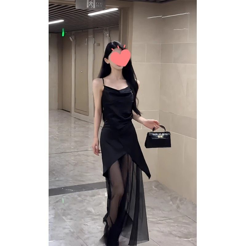 Abito lungo arricciato aderente elegante in raso nero con spalline sottili in stile francese, estivo, da donna_voghion.com