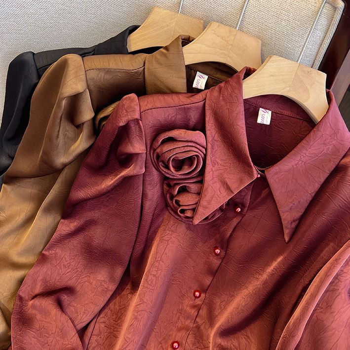 Camicetta floreale con collo alto e maniche a sbuffo – Elegante camicia in raso French Chic da donna, leggera camicetta a maniche lunghe con apertura frontale (rosso, marrone, nero)_voghion.com