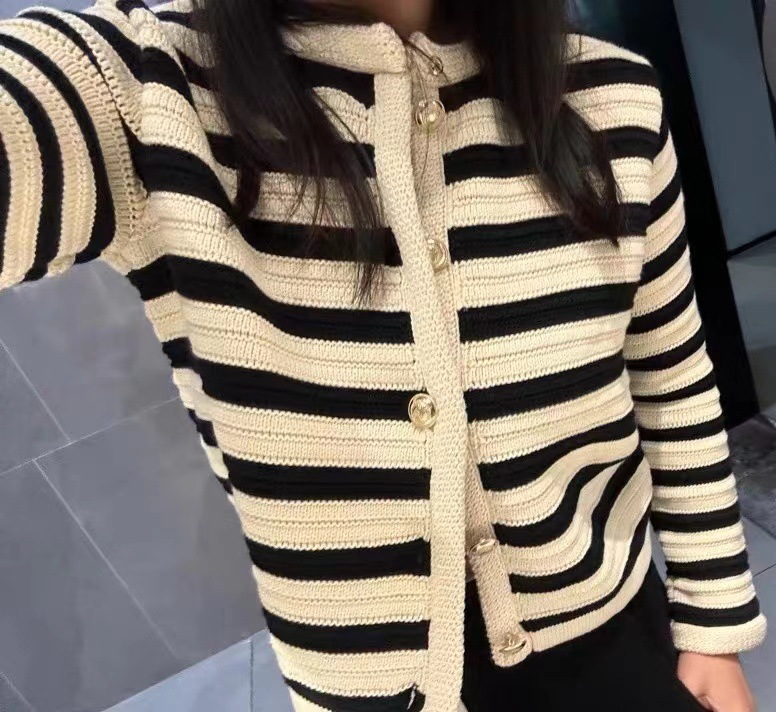 Women's slim-fit version buckle striped small fragrant style knitted cardigan short coat_voghion.com