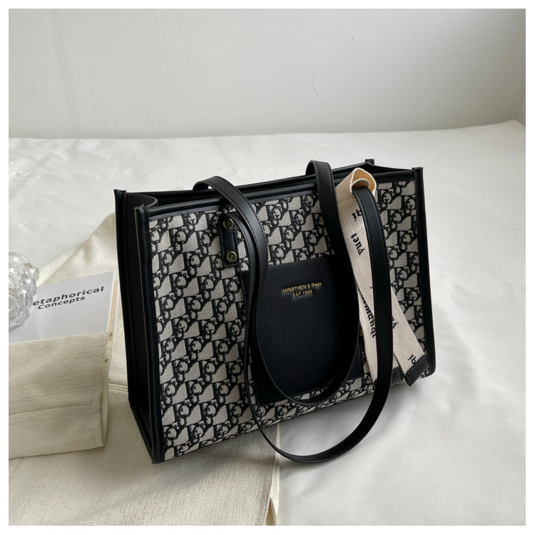 Große Kapazitätstasche für Frauen 2023 neue einfache lässige Umhängetasche Mode Raute Retro-Tasche Handheld-Einkaufstasche für Frauen_voghion.com