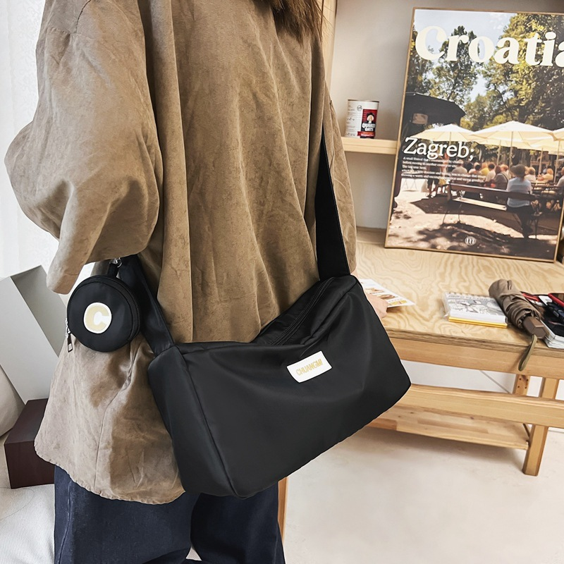 Bolso de Material de tela de nailon para mujer, nuevo diseño de nicho, diseño de banda ancha, bandolera de un hombro, bolso de bola de masa para mujer_voghion.com