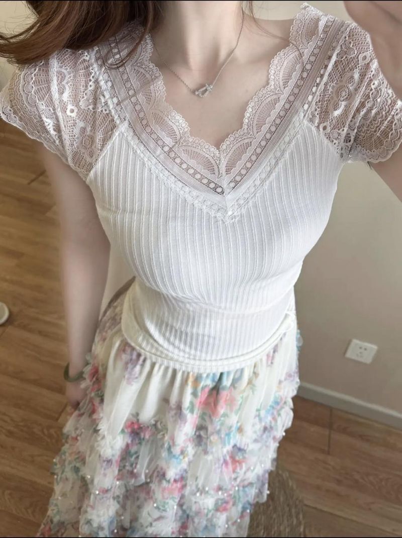 Conjunto de saia em camadas de malha com estampa floral boho, acabamento em renda e blusa de malha com miçangas, roupa cottagecore de verão_voghion.com