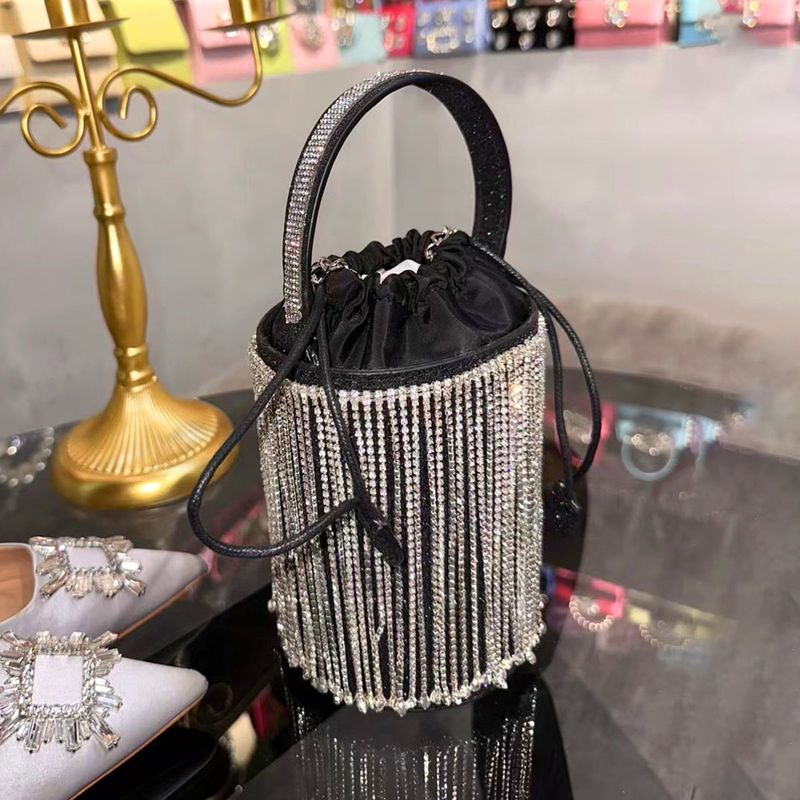 2024 neue Quaste Volldiamant Handtasche Mode Glänzender Eimer Prominente Abend Einzelne Schulter Umhängetasche_voghion.com