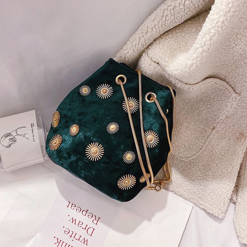 2022 Winter Neue Damenmode Samt Eimer Mit Abzeichen Dekoration, Single Shoulder Crossbody Kette Tasche_voghion.com