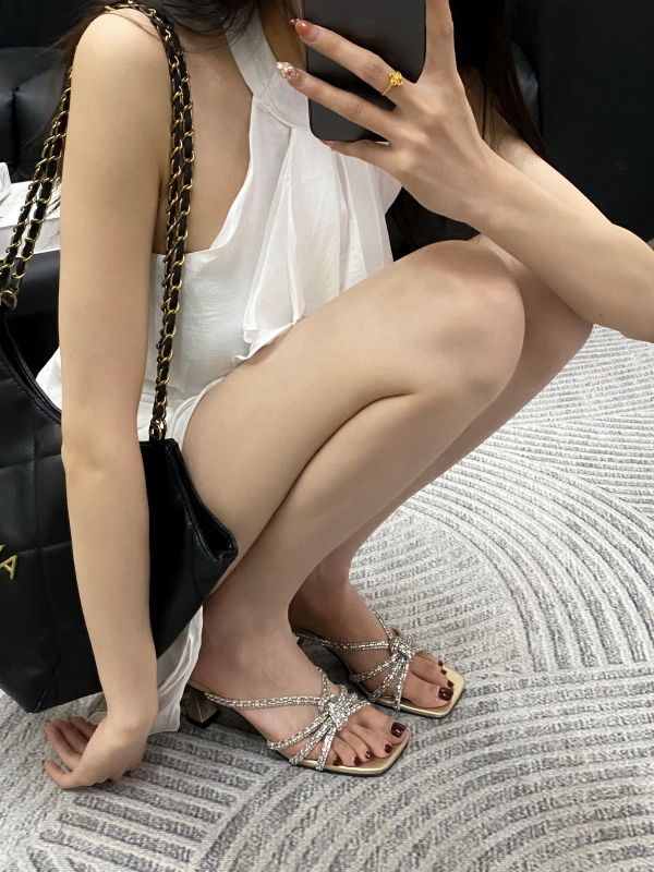 Set de îmbrăcăminte exterioară cu tocuri înalte și fundă pătrată delicată în stil francez de vară 2025, cu papuci reci cu vârful gol pentru femei_voghion.com